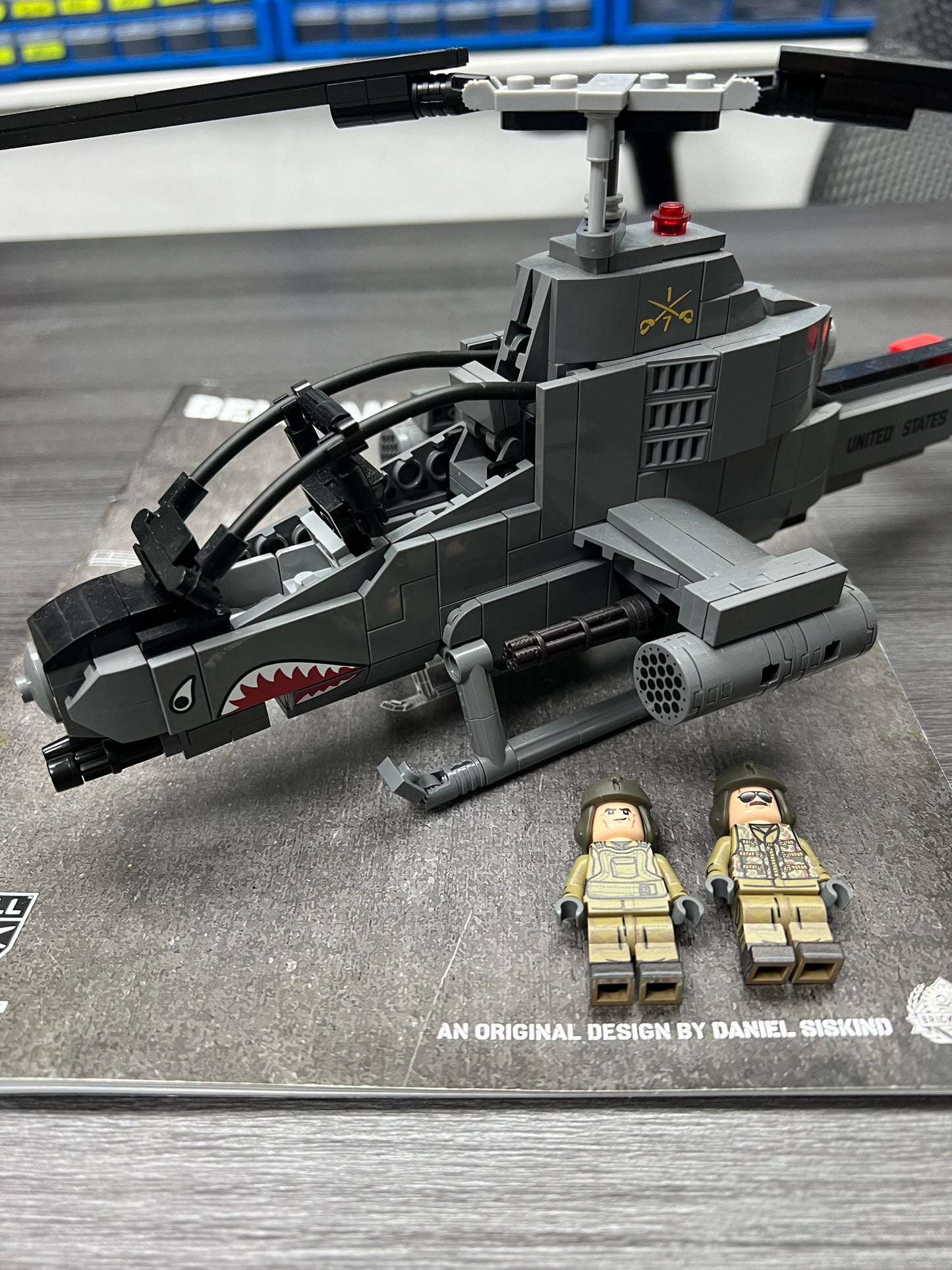 Brickmania | BELL AH-1(G) (Used, store Display)